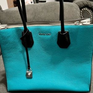 Michael Kors purse. Excellent condition, barely used